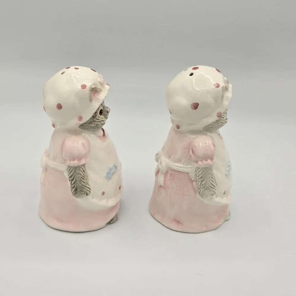Vtg grey grandma cat ceramic salt and pepper shakers made‎ in Taiwan Vintage
